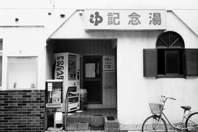 Uʐ^Ao f-2010.03.28Yokohama-Ikon-Summicron35mmF2-Y2-400TX-007.jpg 2010.03.27-04.04<BR>lE{<BR>IKON Summicron35/2<BR>Y2 400TX D76 1:1