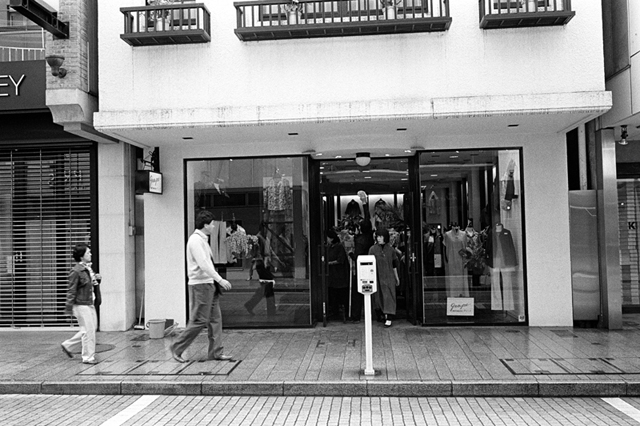 Uʐ^Ao f-2010.04.12Yokohama-Ikon-Summicron35mmF2-400TX-015.jpg 2010.04.12<BR>l<BR>IKON Summicron35/2<BR>400TX D76 1:1