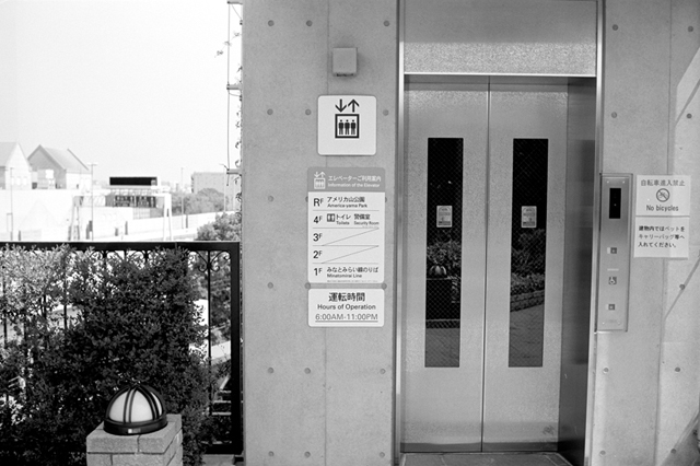 Uʐ^Ao f-2011.04.17Yokohama-Ikon-NOKTON35mmF1.4-ACROS100-012.jpg 2011.04.17<BR>l<BR>IKON NOKTON35/1.4<BR>ACROS100 D76 1:1