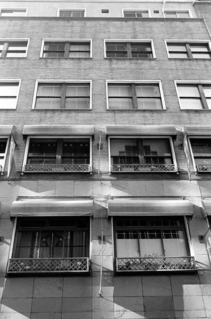 ���U���ʐ^�A���o�� f-2011.02.26Ginza-Ikon-Summicron35mmF2-400TX-038.jpg 2011.02.26<BR>���<BR>IKON Summicron35/2<BR>400TX D76 1:1