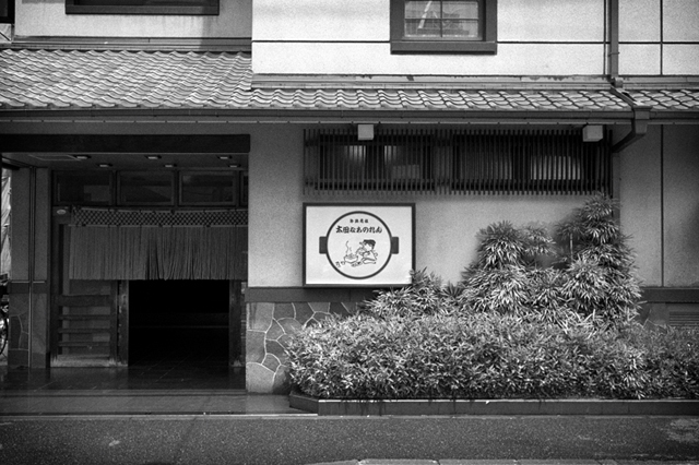 ���U���ʐ^�A���o�� f-2013.06.29Yokohama-Summaron35mmF3.5-BW400CN-46.jpg 2013.06.29<BR>���l<BR>IKON Summaron35/3.5<BR>BW400CN