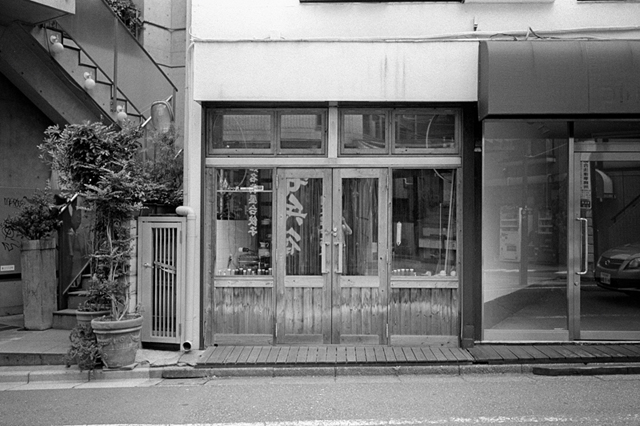���U���ʐ^�A���o�� f-2013.07.06Ebisu-IKON-Summaron35mmF3.5-400TX-050.jpg 2013.07.06<BR>����<BR>IKON Summaron35/3.5<BR>400TX D76 1:1
