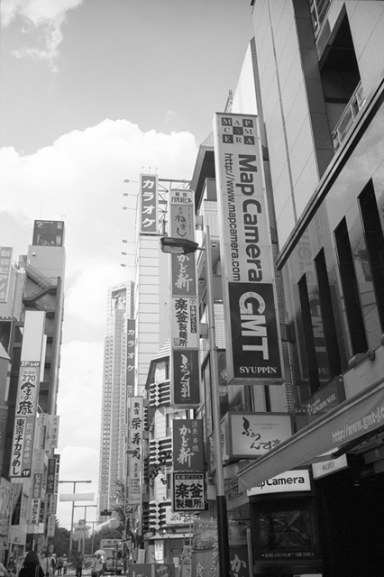 ���U���ʐ^�A���o�� f-2013.09.29Shinjuku-M4-Summilux35mmF1.4-BW400CN-09.jpg 2013.09.29<BR>����<BR>M4 Summilux35/1.4<BR>BW400CN