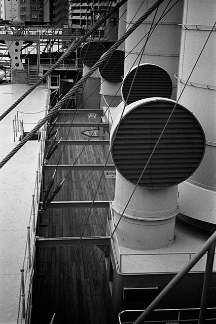 ���U���ʐ^�A���o�� f-2013.12.08Yokosuka-Mikasa-M4-Summilux50mmF1.4-400TX-28.jpg 2013.12.08<BR>���{�� �O�}<BR>M4 Summilux50mmF1.4<BR>400TX D76 1:1