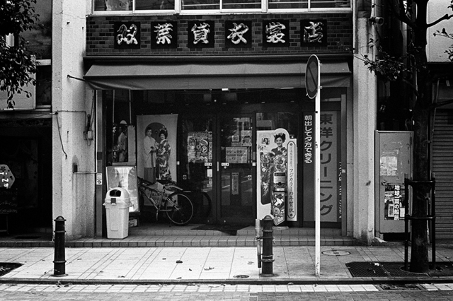 ���U���ʐ^�A���o�� f-2013.12.08Yokosuka-Shioiri-M4-Summilux50mmF1.4-400TX-06.jpg 2013.12.08<BR>���{�� ����<BR>M4 Summilux50mmF1.4<BR>400TX D76 1:1