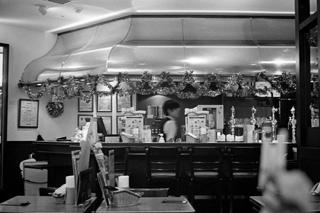 ���U���ʐ^�A���o�� f-2013.12.21Shin-yokohama-M4-Summilux50mmF1.4-400TX-025.jpg 2013.12.21<BR>�V���l<BR>M4 Summilux50mmF1.4<BR>400TX D76 1:1