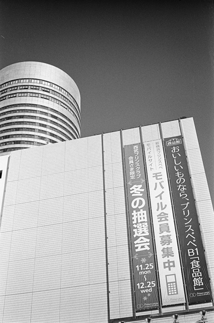 ���U���ʐ^�A���o�� f-2013.12.21Shin-yokohama-M4-Summilux50mmF1.4-400TX-035.jpg 2013.12.21<BR>�V���l<BR>M4 Summilux50mmF1.4<BR>400TX D76 1:1